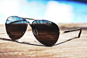 紫外線対策としてサングラスをかけることも白内障の予防になります。