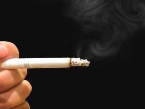 喫煙はガンだけでなく、歯周病の進行を早めるリスクがあります。