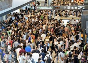 台風15号で成田空港は大混乱です。
